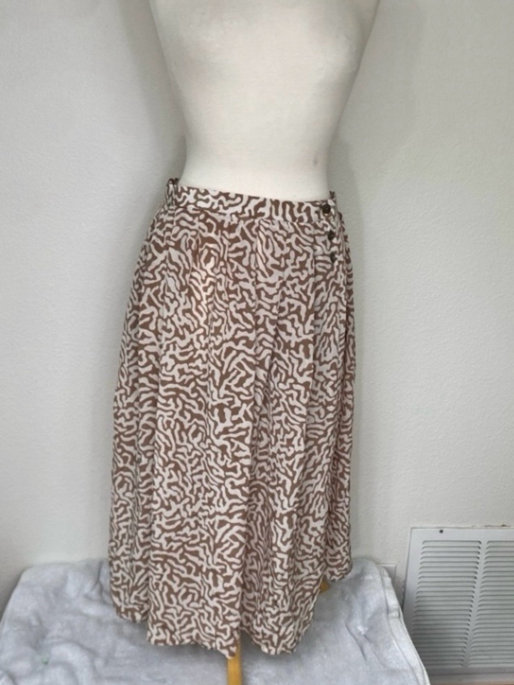 Vintage Jaeger Womens Tan White Abstract Print Silk Mix Midi Skirt Size 8 Retro